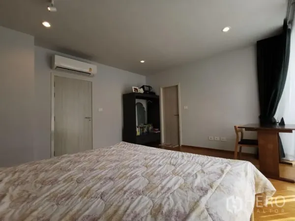 Townhouse for sale - Cozy bedroom with desk, air conditioning and soft natural light.