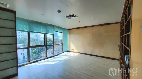 Office Space for rent in Khlong Toei, Bangkok - Bright corner office with floor-to-ceiling windows, green blinds, wood flooring and city views in Phrom Phong.
