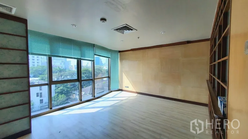 Office Space for rent in Khlong Toei, Bangkok - Bright corner office with floor-to-ceiling windows, green blinds, wood flooring and city views in Phrom Phong.
