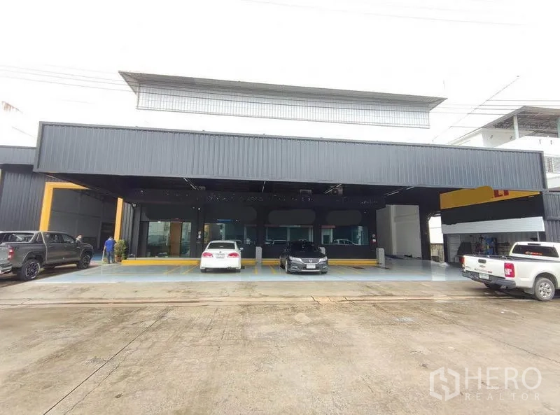 คลังสินค้า ให้เช่าในBang Phli, Samut Prakan - โกดังสไตล์โมเดิร์นสีดำ พร้อมหลังคาคลุมลานขนถ่ายและที่จอดรถหน้าอาคาร
