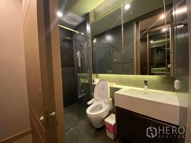 公寓 出租在Huai Khwang, Bangkok - 当代风浴室，玻璃雨淋淋浴间、宽台面洗手盆与背光镜。