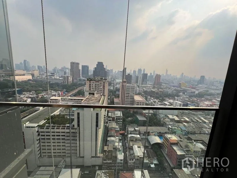 Condominium for rent in Ratchathewi, Bangkok - High-floor balcony view over Ratchathewi and the Bangkok skyline.