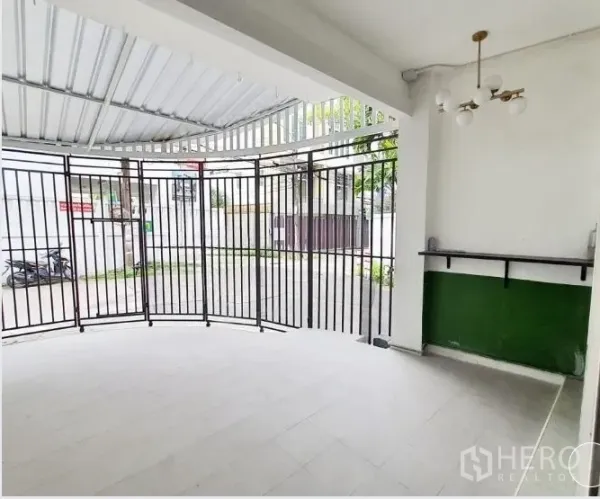 带办公室的家 出租在Khlong Toei, Bangkok - 带顶前庭与可折叠金属门的入口空间，适合停车或接待。