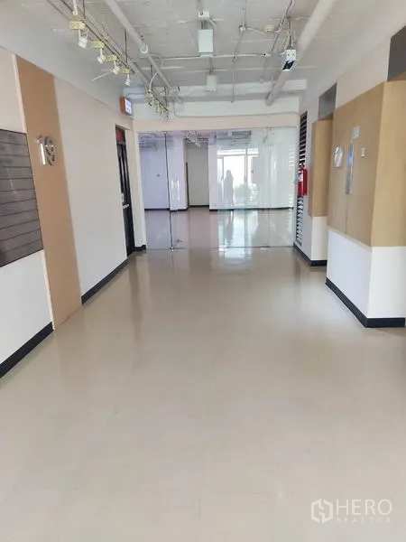 สำนักงาน ให้เช่าในPathum Wan, Bangkok - โถงทางเดินสว่างในอาคารสำนักงาน กั้นกระจก ระบบไฟแขวน และพื้นเงา.