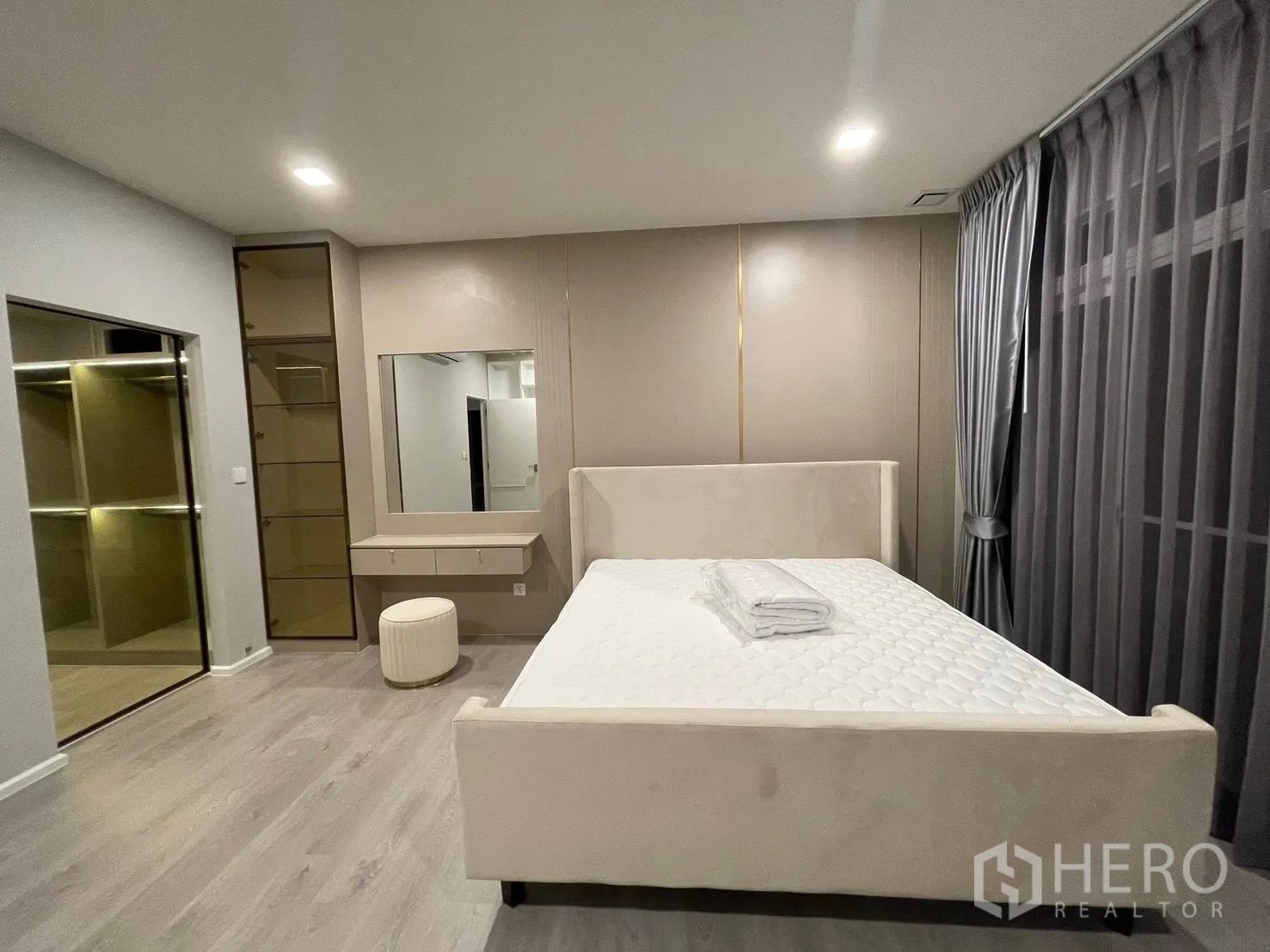 独栋房屋 for rent in Prawet, Bangkok - 卧室配床与梳妆台，玻璃门步入式衣帽间。