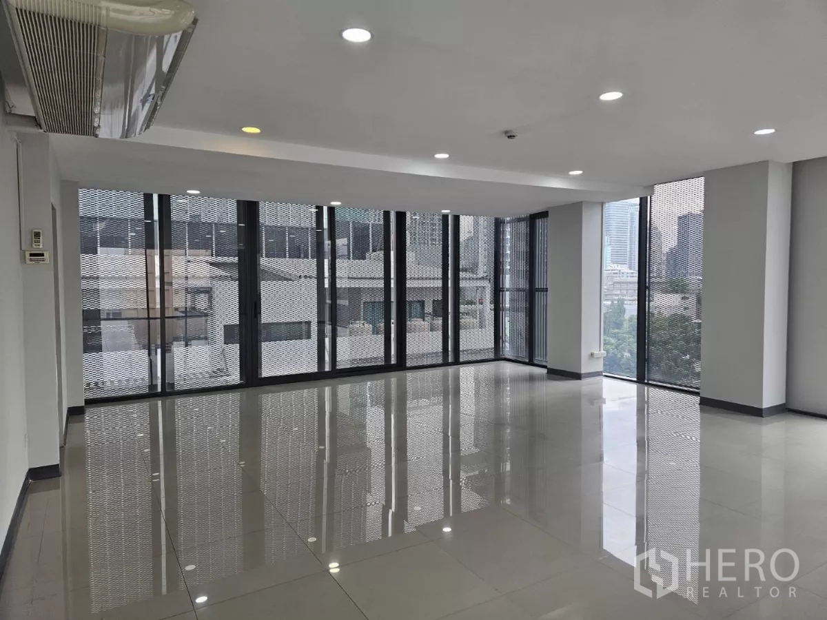 办公空间 出租在Sathon, Bangkok - 曼谷沙吞明亮转角办公室，落地窗、亮面瓷砖地板与城市景观。