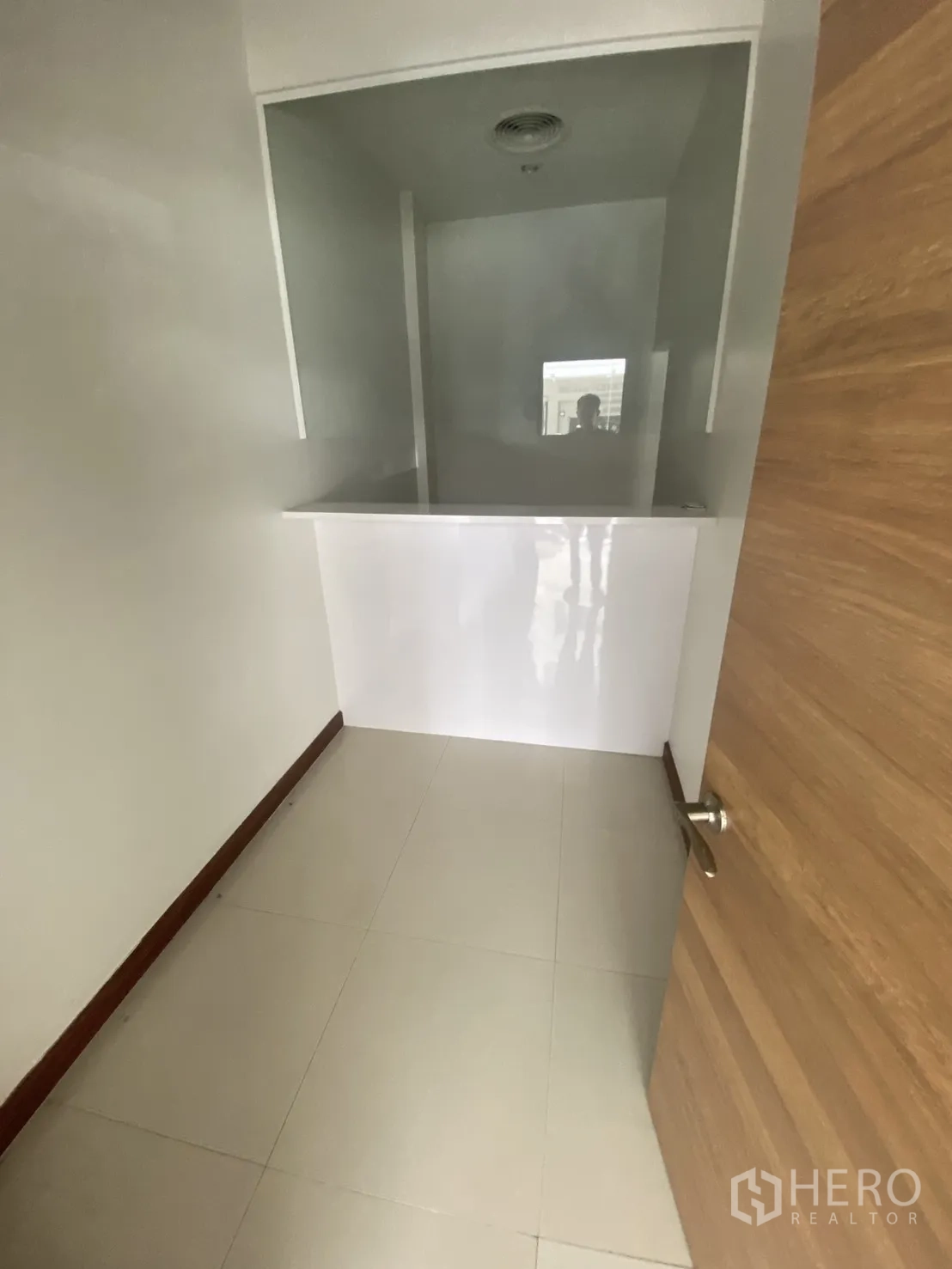 ตึกแถว for rent in Bang Rak, Bangkok - ห้องขนาดเล็กพร้อมเคาน์เตอร์และช่องกระจกภายใน