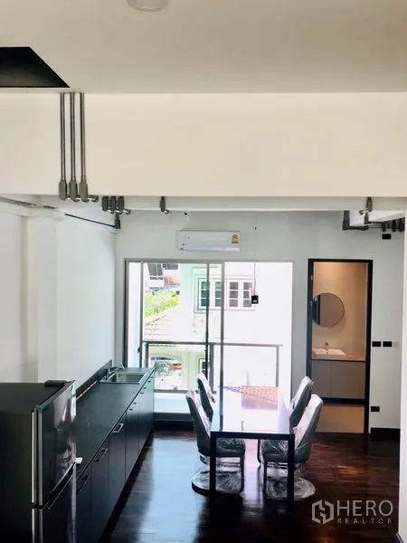 联排别墅 出租或出售在Khlong Toei, Bangkok - 餐区带玻璃门通向阳台，旁边是客用卫生间。