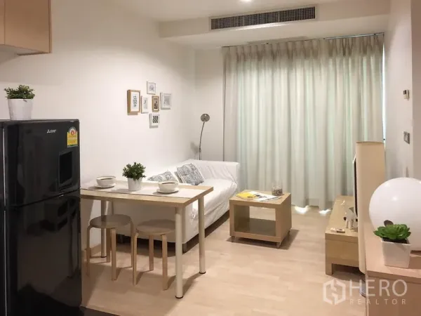 公寓 出租或出售在Watthana, Bangkok - 开放式起居空间，设餐桌、沙发、电视柜和带纱帘的大窗。