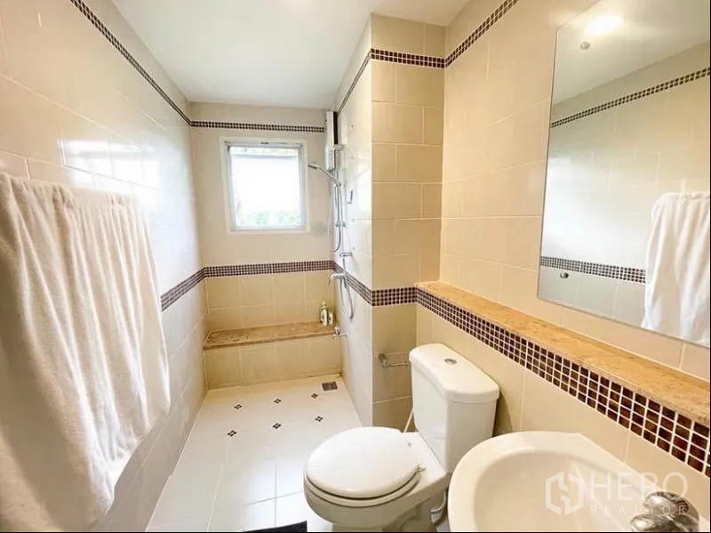 ทาวน์เฮาส์ ให้เช่าในPhasi Charoen, Bangkok - ห้องน้ำปูกระเบื้อง มีหน้าต่าง อ่างล้างหน้า โถสุขภัณฑ์ และโซนอาบน้ำ
