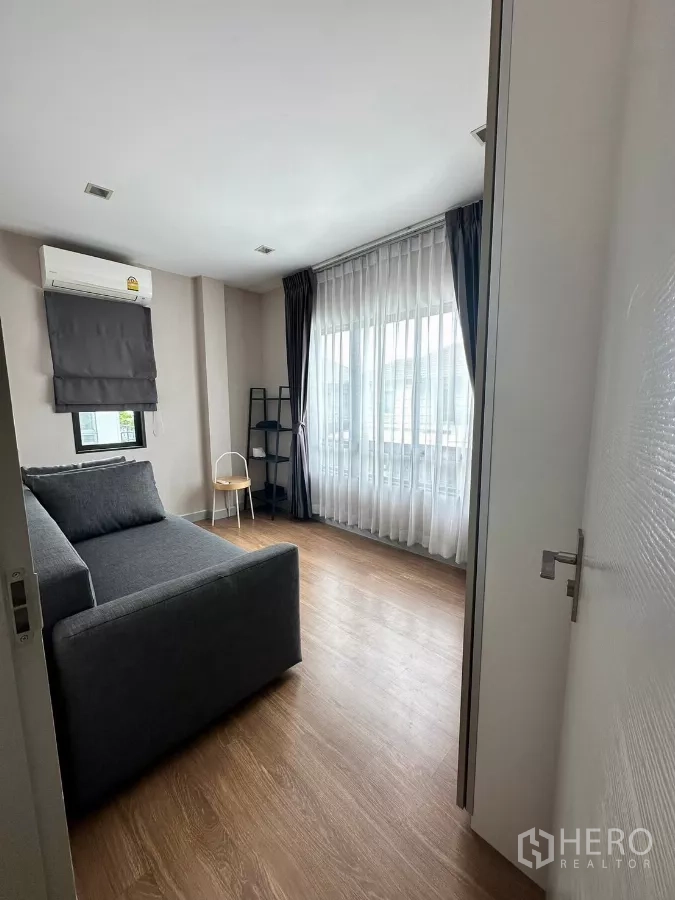 Detached House for rent in Saphan Sung, Bangkok - Another bright bedroom with sofa, shelving and wide windows.