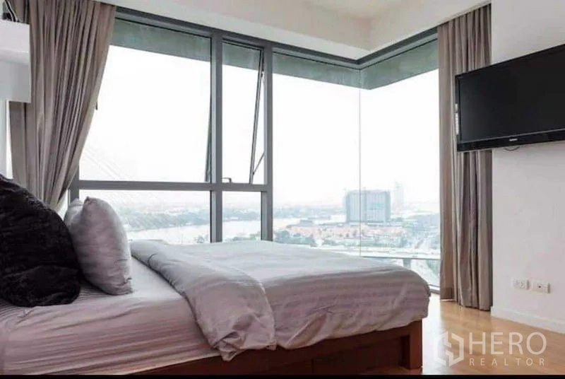 คอนโด ให้เช่าหรือขายในYan Nawa, Bangkok - ห้องนอนมุมกระจก ทีวีติดผนัง วิวสกายไลน์และแม่น้ำกว้างไกล