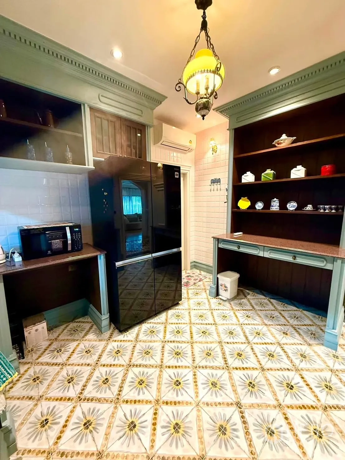 Detached House for rent in Bang Kapi, Bangkok - Kitchen with black double-door fridge, open shelving, and tiled floor.