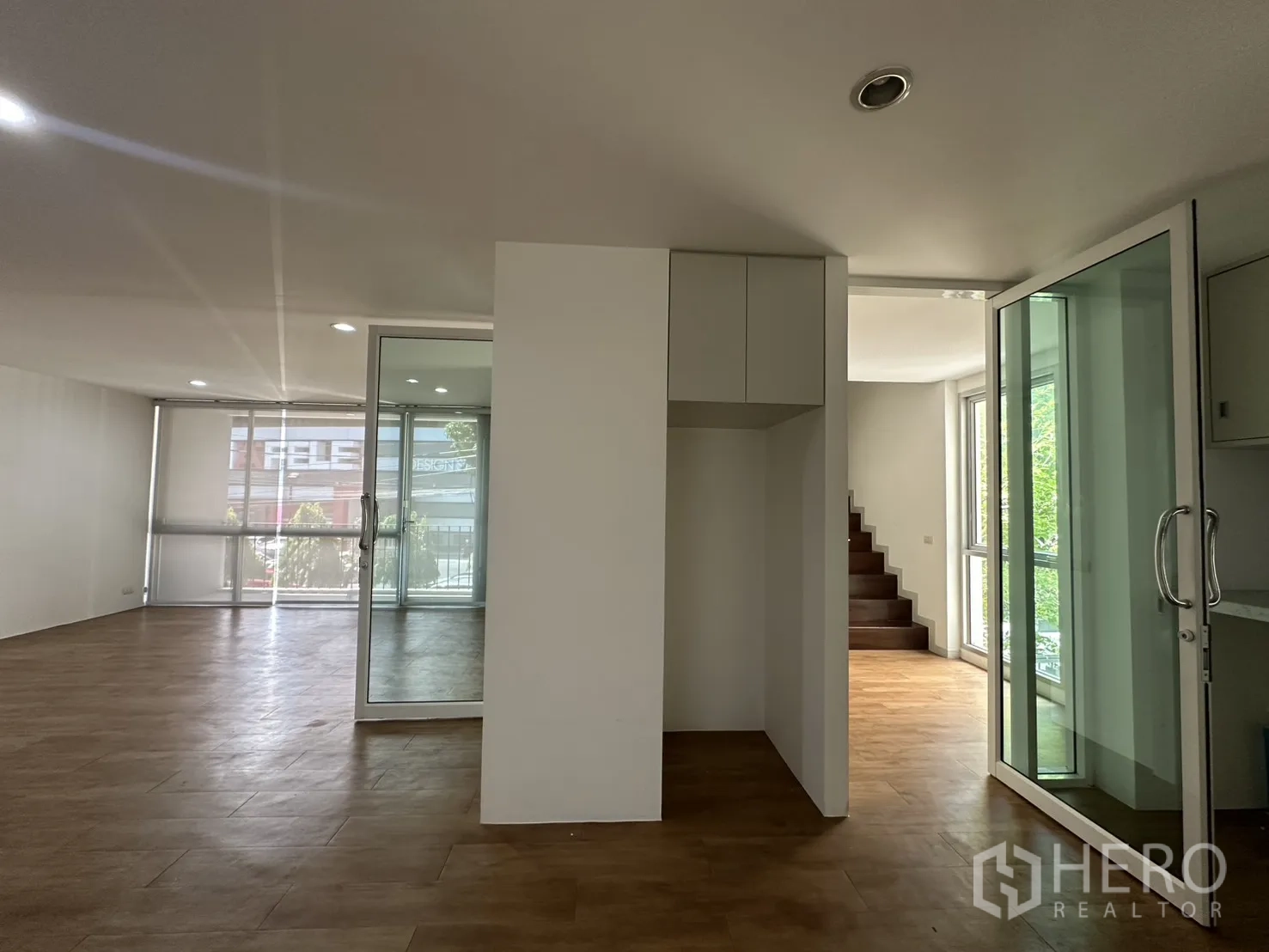 โฮมออฟฟิศ for rent in Phra Khanong, Bangkok - พื้นที่เปิดโล่งพร้อมประตูกระจกบานเลื่อนและบันไดขึ้นชั้นบน.