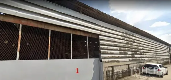 คลังสินค้า ให้เช่าในBang Khun Thian, Bangkok - ระยะใกล้ด้านหน้าโกดัง มีประตูเหล็กบานเลื่อนและพื้นที่จอดรถข้างอาคาร