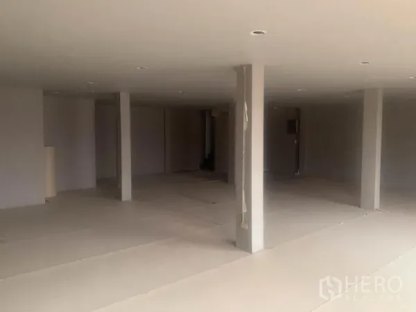 店屋 出租在Watthana, Bangkok - 大面积低层空间，多根承重柱与嵌入式灯具。