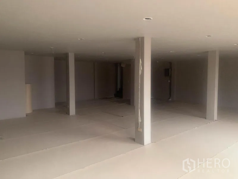店屋 出租在Watthana, Bangkok - 大面积低层空间，多根承重柱与嵌入式灯具。
