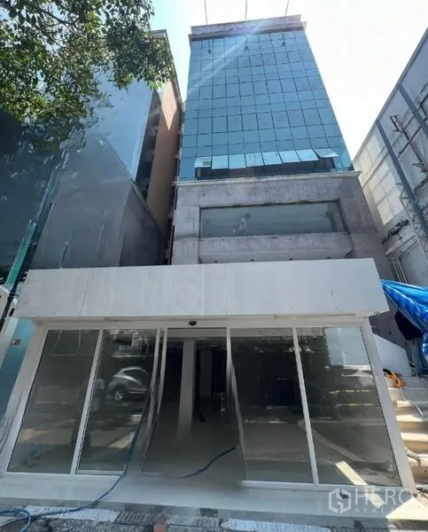 Retail Space for rent in Khlong Toei, Bangkok - Mid-rise building exterior with a ground-floor glass retail frontage.