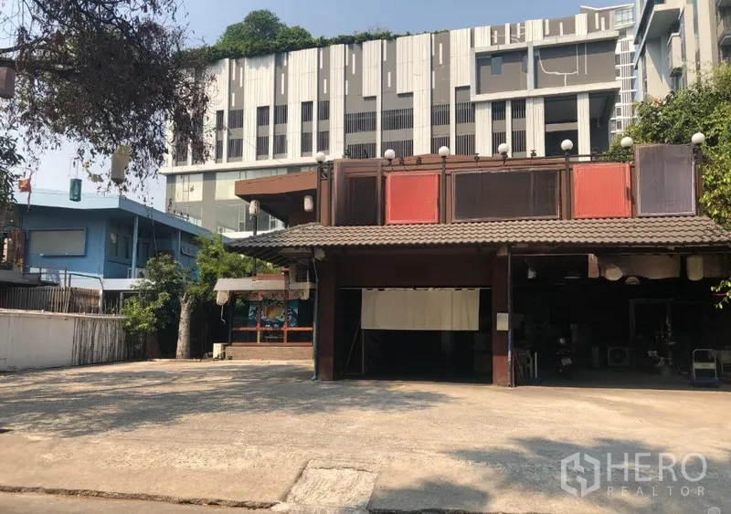 Detached House for rent in Watthana, Bangkok - Front facade with a wide forecourt providing multiple parking spaces.