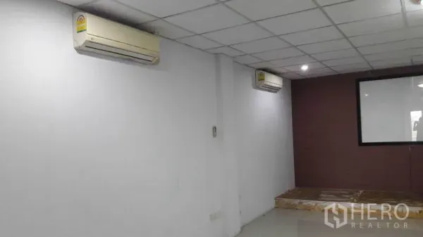 办公空间 出租在Bueng Kum, Bangkok - 开放式办公区，分体空调与小型抬高平台。