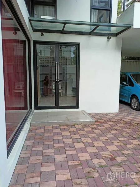 สำนักงานที่บ้าน ให้เช่าในWatthana, Bangkok - ประตูทางเข้ากระจกบานคู่ติดชายคา กระเบื้องลานอิฐ
