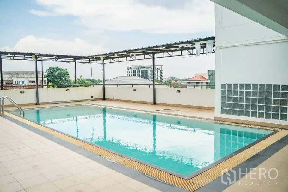 家庭办公室 for rent in Prawet, Bangkok - 屋顶泳池设遮阳棚，远眺城市天际线。