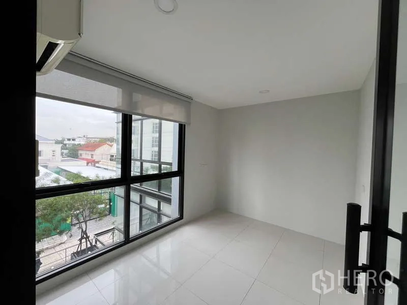 Office Space for rent in Prawet, Bangkok - Corner office with large windows, roller blinds and neighborhood city views.
