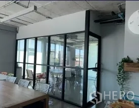 办公空间 出租在Phaya Thai, Bangkok - Ari区域办公楼内，带黑框玻璃隔断的现代会议室，采光充足。