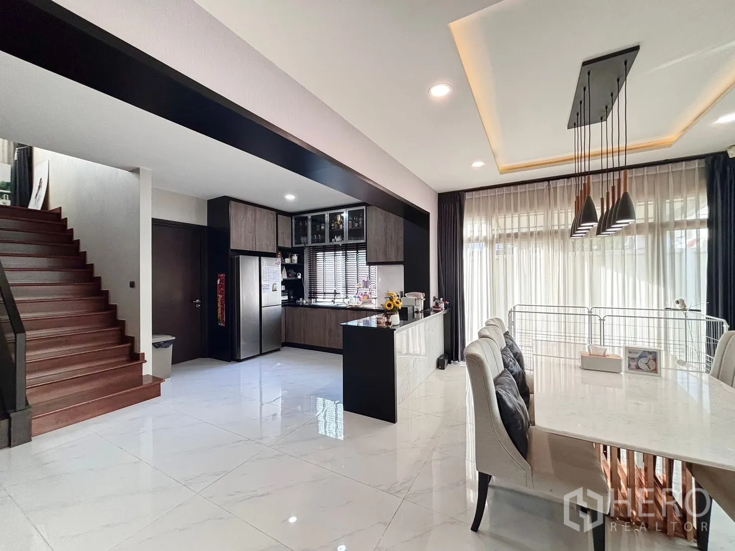 บ้านเดี่ยว for rent in Bang Phli, Samut Prakan - พื้นที่ครัวและทานอาหารแบบโอเพนแพลนพร้อมหน้าต่างขนาดใหญ่และพื้นเงางาม