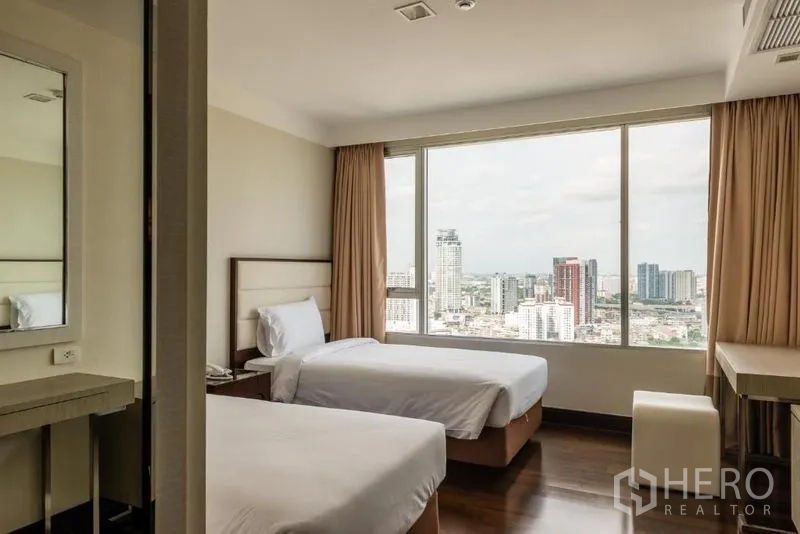 Apartment for rent in Khlong Toei, Bangkok - Twin bedroom with large window, city views, wooden floor and study desk.