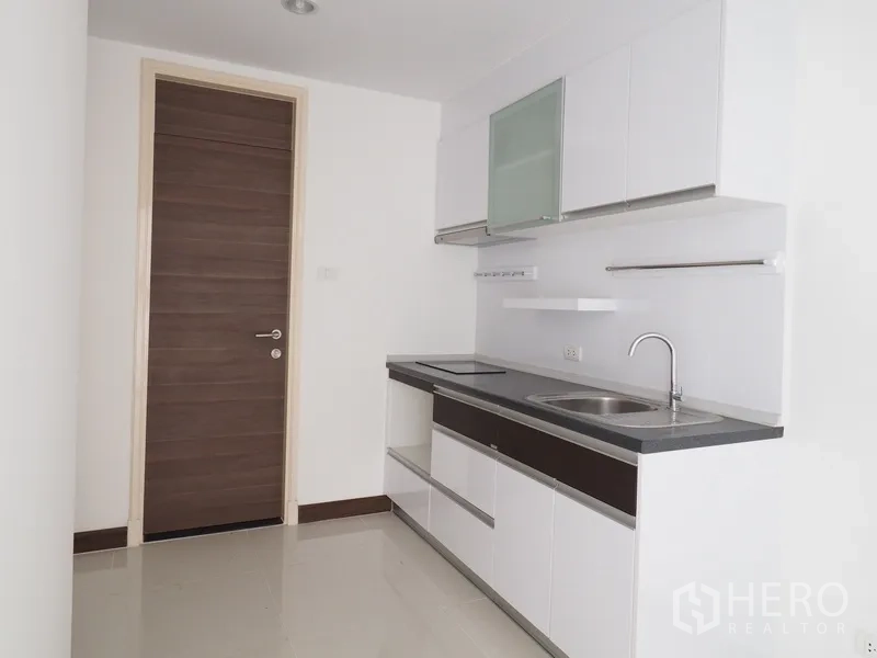 公寓 出租在Yan Nawa, Bangkok - 干净简约的厨房，一字型橱柜与充足收纳