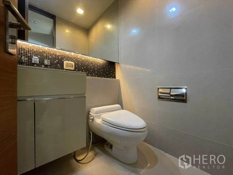 公寓 出租在Bang Rak, Bangkok - 客卫配洗手台与坐便器，现代瓷砖