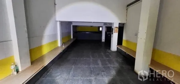 带办公室的家 出租在Sathon, Bangkok - 开放式一层空间，深色地面，中央承重柱，墙边带长工作台