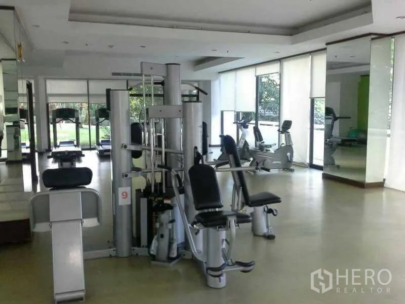 คอนโด ให้เช่าในWatthana, Bangkok - ฟิตเนสของคอนโดมีเครื่องเวท เครื่องคาร์ดิโอ และผนังกระจก