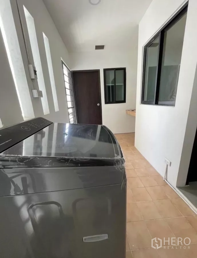 Condominium for rent in Sathon, Bangkok - Laundry area with top-load washing machine and utility space.