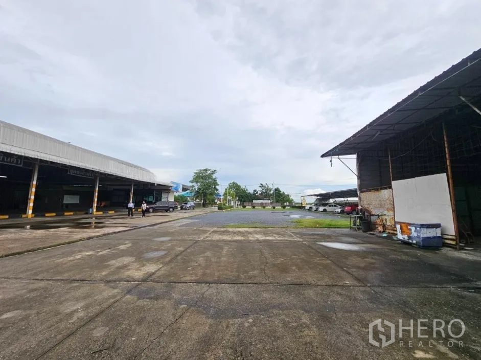 Warehouse for rent in Lam Luk Ka, Pathum Thani - Central yard between buildings leading toward the entrance gate.