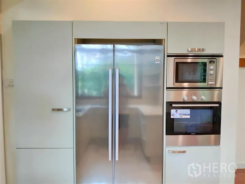 บ้าน ให้เช่าในWatthana, Bangkok - ตู้ครัวบิลต์อินพร้อมตู้เย็นสองประตู ไมโครเวฟ และเตาอบไฟฟ้า