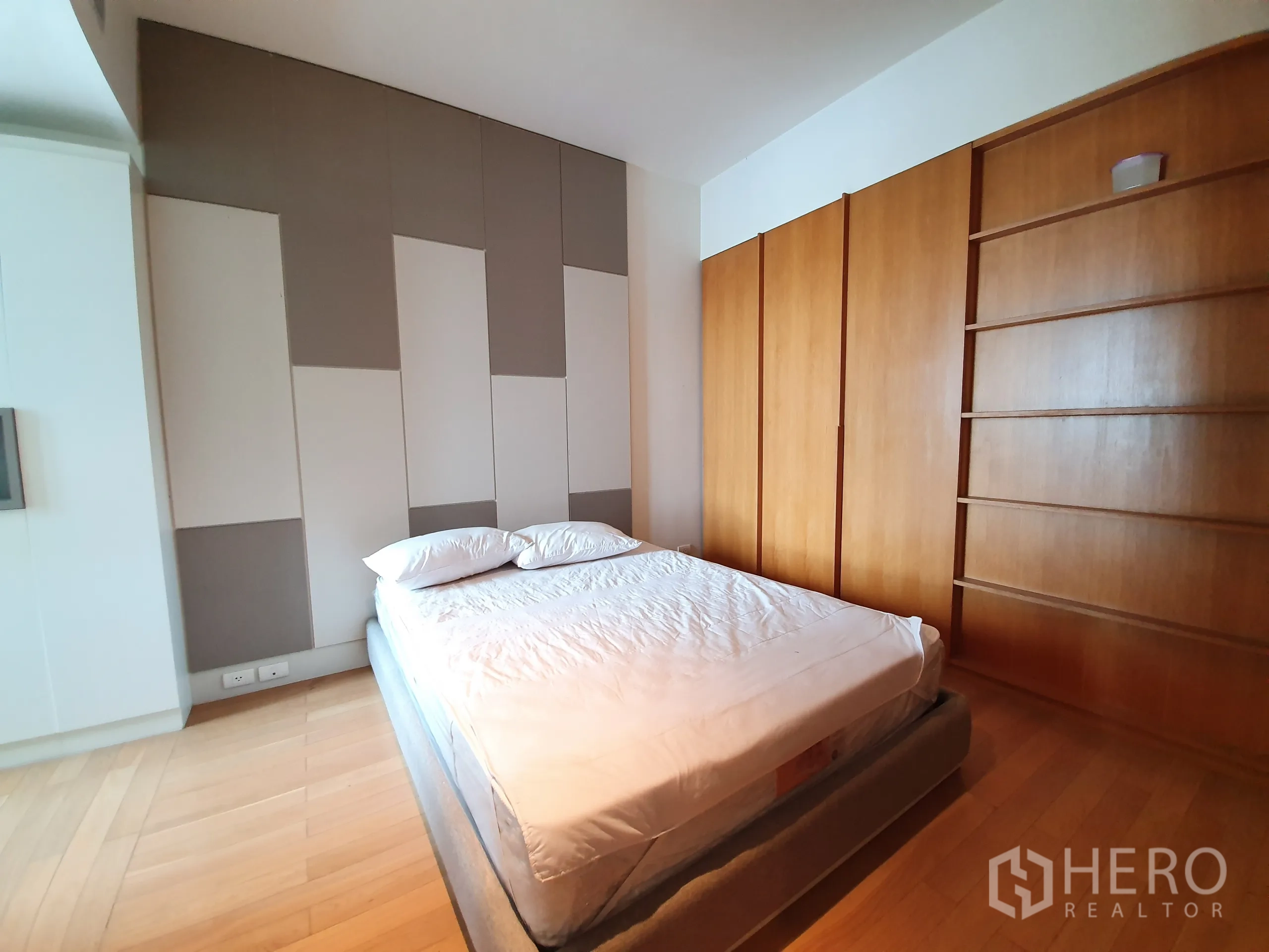 公寓 出租或出售在Yan Nawa, Bangkok - 第二卧室，带内置衣柜与装饰墙板。