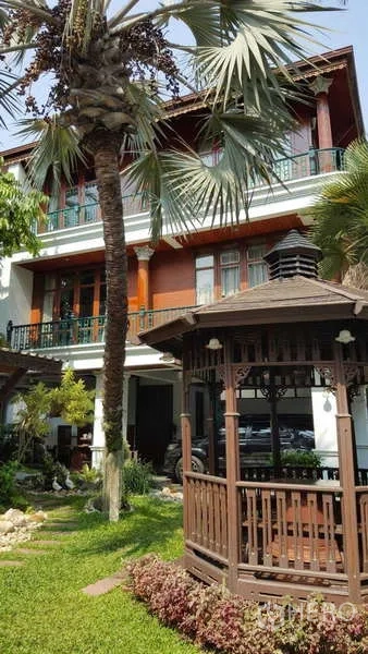 联排别墅 出租在Khlong Toei, Bangkok - 日光花园，凉亭、棕榈树与三层住宅