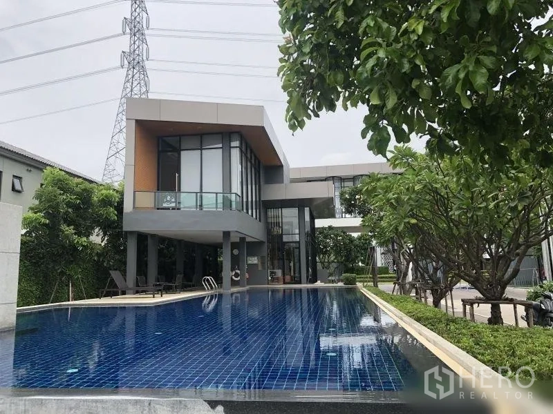 Detached House for sale in Bang Phli, Samut Prakan - Community clubhouse with large blue-tiled swimming pool and seating