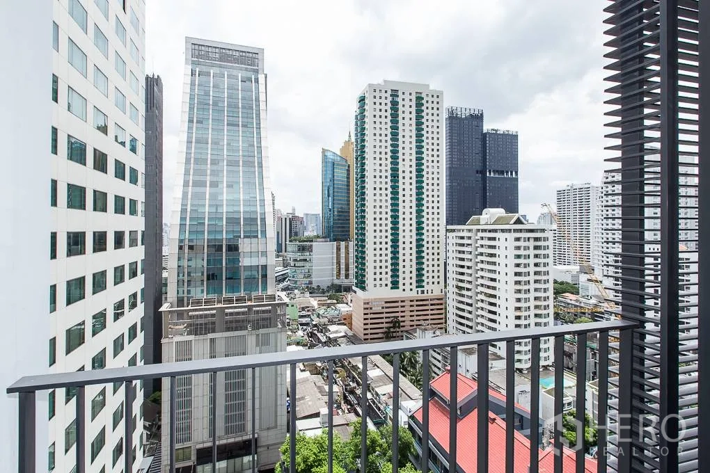 公寓 出租在Watthana, Bangkok - 私人阳台俯瞰阿索克高楼林立的城市景观。