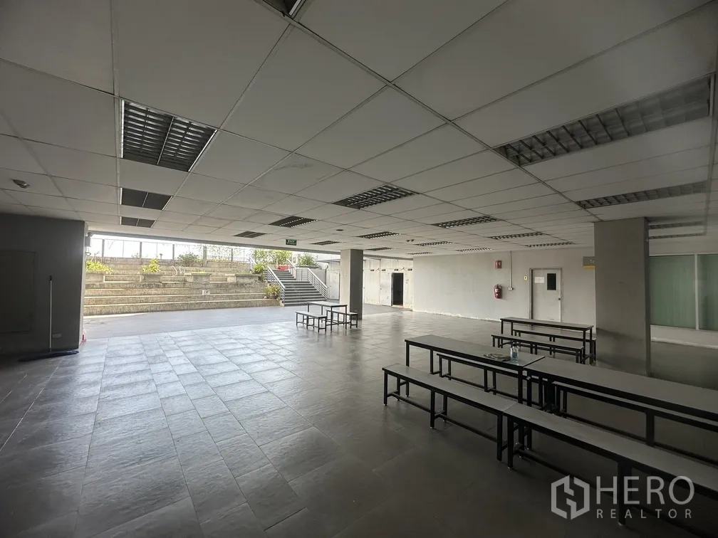 工厂 for rent in Lam Luk Ka, Pathum Thani - 面向室外阶梯与花坛的食堂视角。