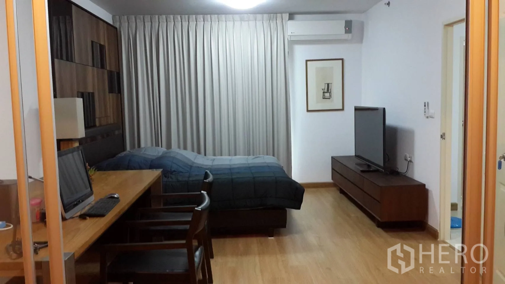 公寓 出租在Huai Khwang, Bangkok - 木地板卧室起居区，配置床、长工作台、电视柜、窗帘与空调