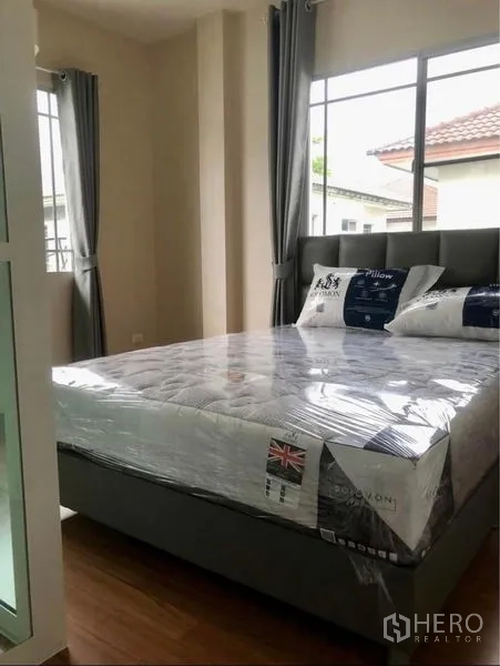 บ้าน ให้เช่าในPrawet, Bangkok - ห้องนอนรับแสงดี เตียงควีนไซซ์และหน้าต่างมุมห้อง