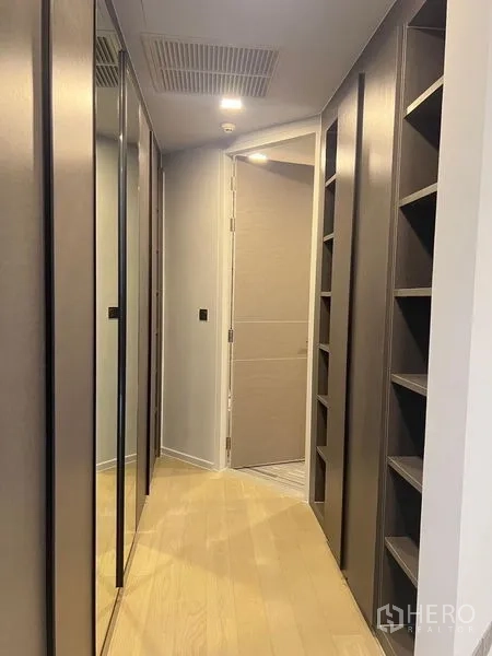 公寓 出租在Watthana, Bangkok - 步入式衣帽间走廊，通顶衣柜与开放式搁架