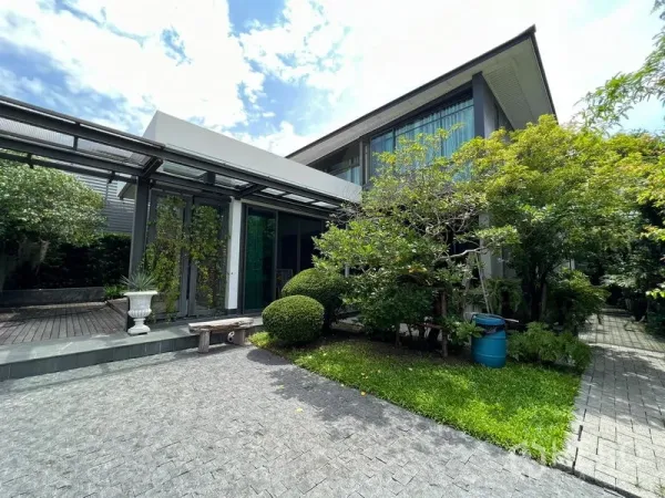 บ้าน ขายในBang Kapi, Bangkok - มุมมองด้านหน้าบ้านเดี่ยวสองชั้นสไตล์โมเดิร์น กระจกเต็มบาน พร้อมสวนร่มรื่น