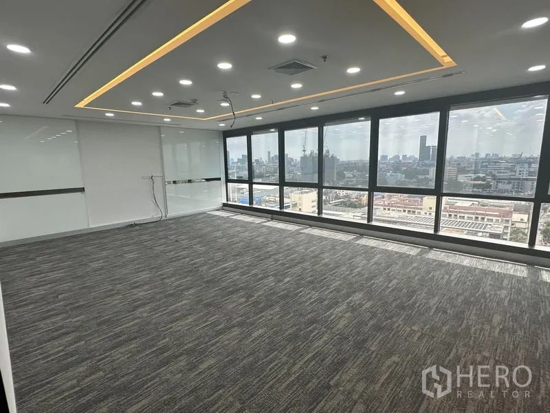办公空间 出租在Khlong Toei, Bangkok - 明亮会议室，落地窗与城市天际线景观。