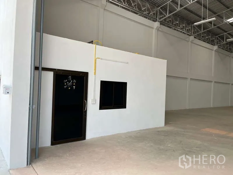 货栈 出租在Sam Phran, Nakhon Pathom - 仓内一体化办公室与卫生间近景，带门与窗户。