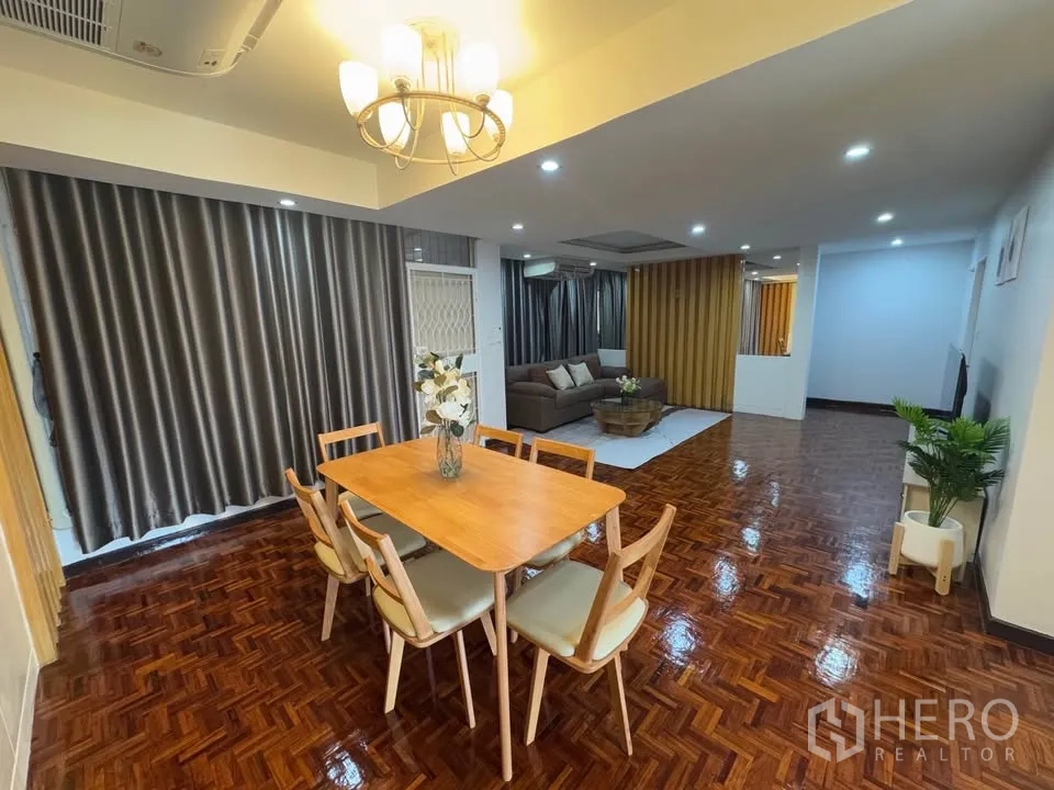 คอนโด ให้เช่าในHuai Khwang, Bangkok - ห้องนั่งเล่น–รับประทานอาหารแบบโอเพ่นสเปซ ม่านทึบและไฟดาวน์ไลท์