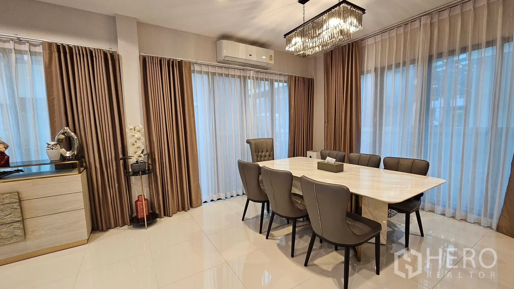 Detached House for rent in Saphan Sung, Bangkok - Dining room with marble-style table, eight chairs and statement chandelier.